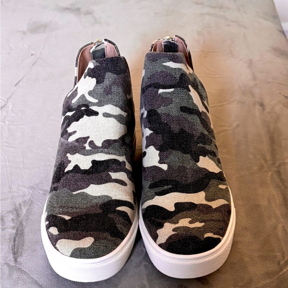 Steve Madden Camo Canvas Sneakers 6 - Picture 1 of 5